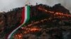 پرچم کردستان عراق بر فراز کوهی در شهر عقره در جریان مراسم نوروز 