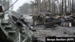 Українські військові біля знищеної російської техніки, квітень 2022 року 