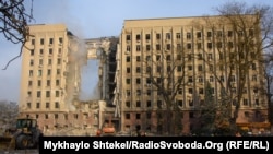 Будівля Миколаївської ОВА після обстрілу російською ракетою, 29 березня 2022 року