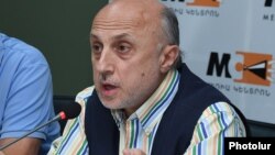 «Հայաստանի փոքրիկ երգիչներ» երգչախմբի հիմնադիր ղեկավար Տիգրան Հեքեքյան
