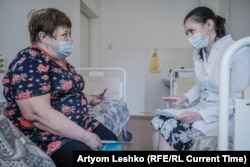 Orthopedist Anastasia Voloshina with a patient