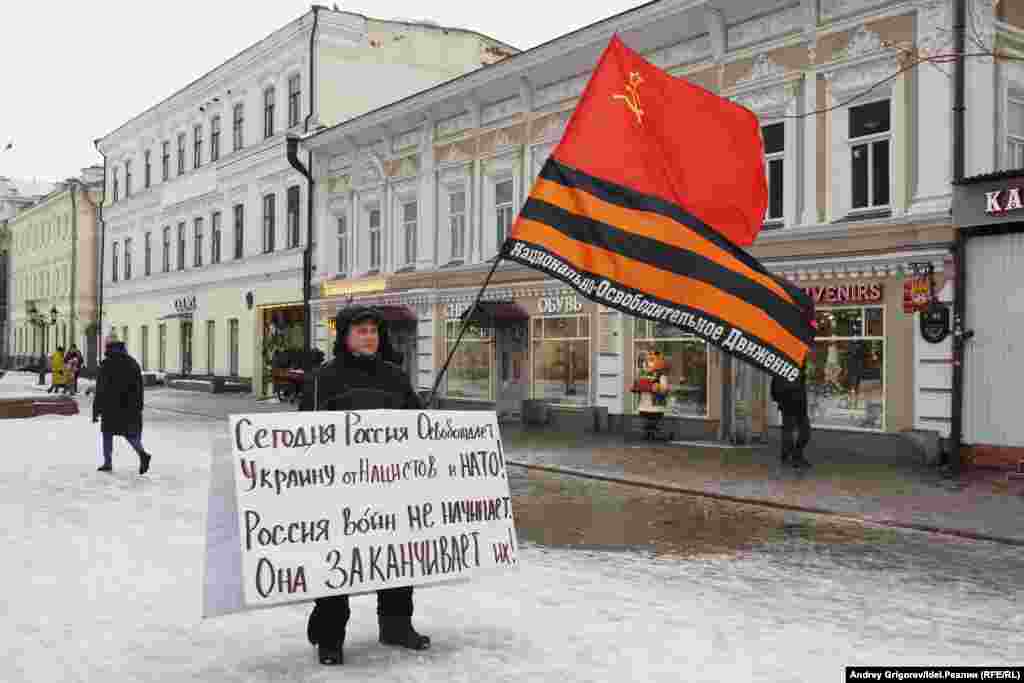 Казанский участник маргинального движения НОД, возглавляемого единороссом Евгением Федоровым, стоит на Баумана в пикете 27 февраля 2022 года. В тот день полиция задержала несколько десятков пикетчиков — но этого она старательно не замечала. 