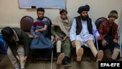 تعدادی از افرادی که در نتیجه انفجار ماین ها اعضای بدن خود را از دست داده اند