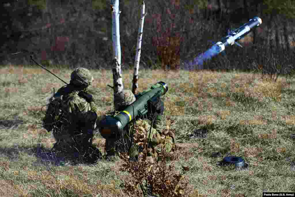 П'ятсот ракет Javelin і «тисячі інших протитанкових систем» Американські ракети Javelin вже знайшли широке застосування проти російської бронетехніки у війні з Росією. Зброя дозволяє проводити атаки за принципом «вистрілив та забув» на відстані до 2,6 км. Під час цих атак ракета направляється до вибраної цілі, тобто бійці можуть запустити її, а потім негайно шукати собі укриття. Згідно з бюджетом Пентагону на 2021 рік одна пускова установка і ракета коштують 178 000 доларів