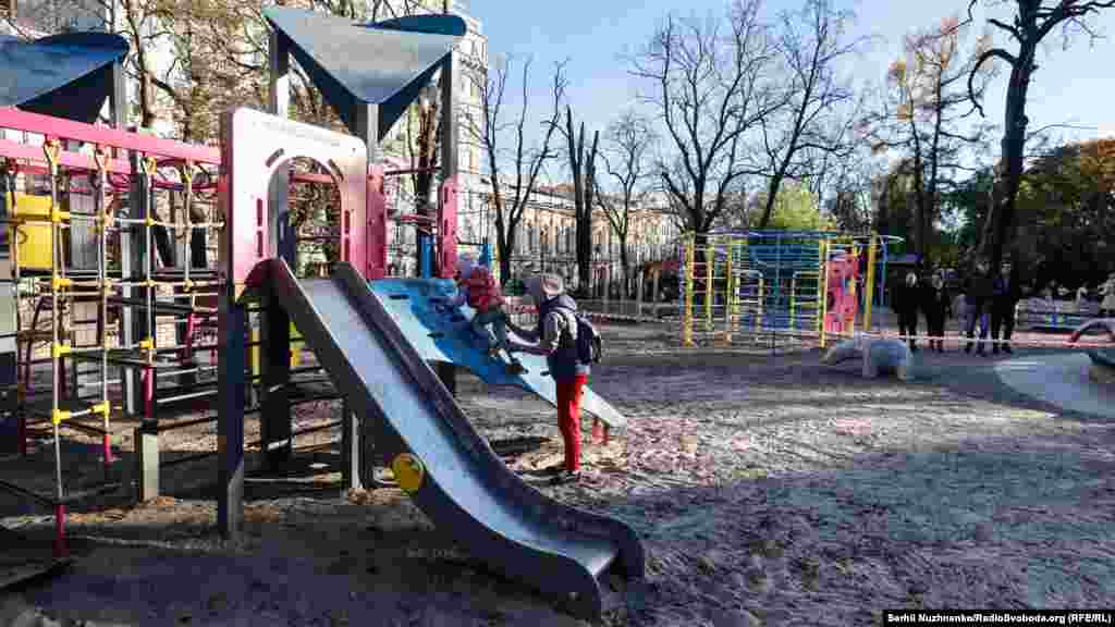 На вцілілий частині дитячого майданчика продовжують гратися діти