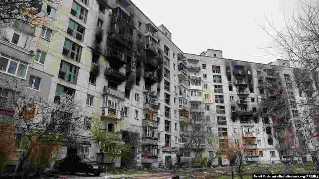 Пошкоджені російськими обстрілами багатоквартирні житлові будинки Сєвєродонецька, 16 квітня 2022 року 