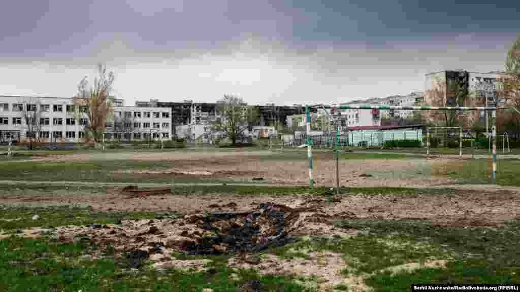 Вирва від обстрілу «Градами» шкільного стадіону. Сєвєродонецьк,16 квітня 2022 року