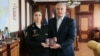 Російський глава Криму Сергій Аксьонов вручає орден «За вірність обов'язку» заступниці командира батальйону 126-ї окремої гвардійської бригади берегової оборони ЧФ Росії Юлії Петраковій, 15 квітня 2022 року