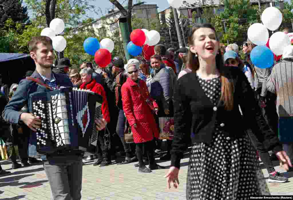 Небольшая группа смотрит на выступление артистов 