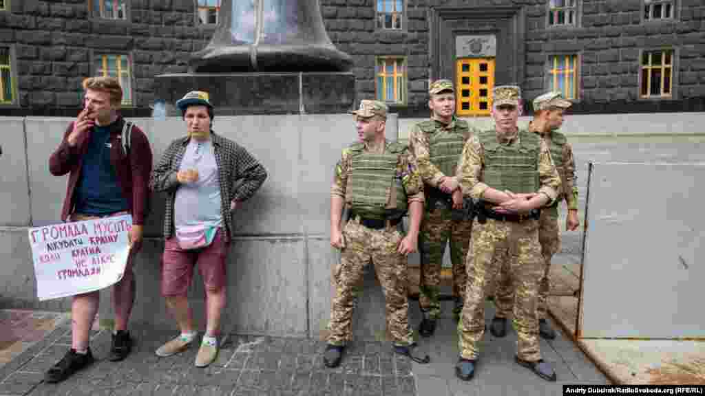 Акцію охороняла поліція, усе пройшло мирно і з гумором