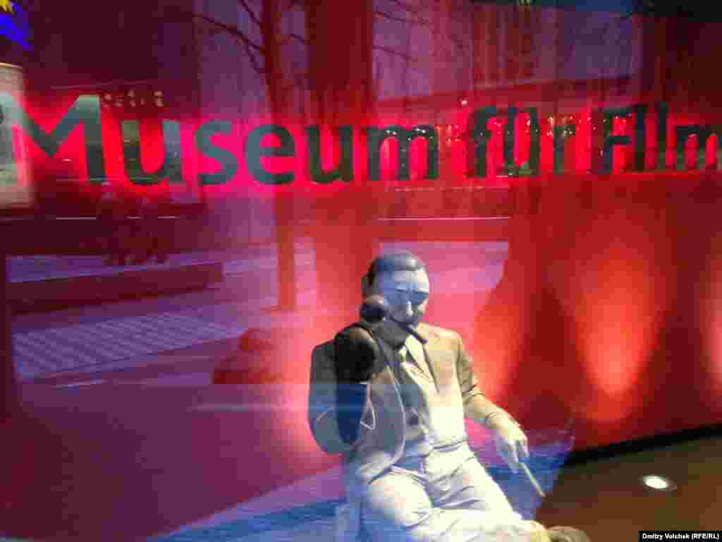 Фигура Эрнста Любича в витрине музея кино