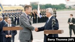 Президент США Джордж Буш (ліворуч) і голова Верховної Ради України Леонід Кравчук під час урочистої зустрічі в аеропорту. Україна, 1 серпня 1991 року