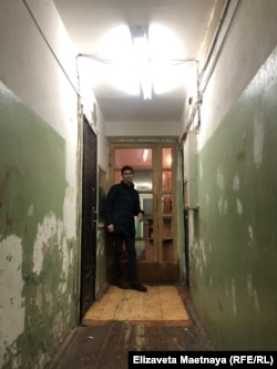 Молодий російський офіцер Павло Петраков в армійському гуртожитку
