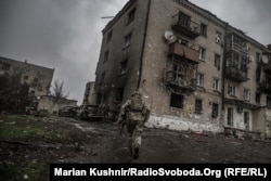 Український військовий на передових позиціях під Бахмутом у жовтні 2022 року