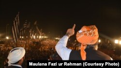 مولانا فضل الرحمن د خپل ګوند جمعیت علماء اسلام تر سیوري لاندې په پېښور کې جوړ مفتي محمود کانفرنس ته وینا کوي: ۲۰۲۱، ۱۴ اکتوبر