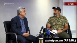 نیکول پایشی‌نیان (راست) و سرژ سرکیسیان، نخست‌وزیر ارمنستان، تنها چند دقیقه با هم مذاکره کردند.