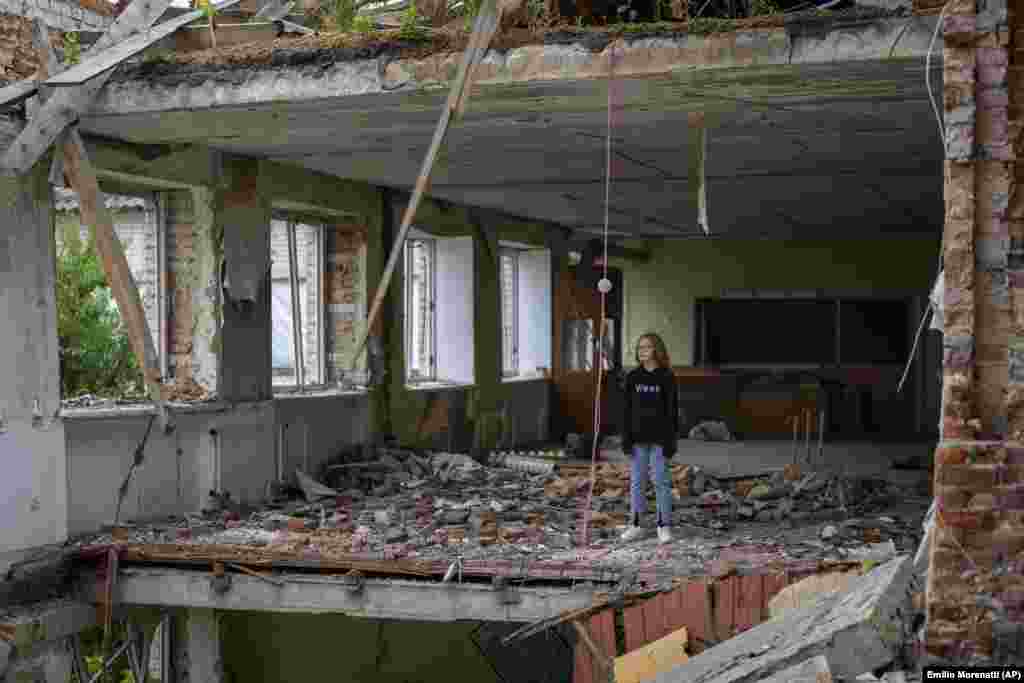 «Мені дуже сумно. Не можу повірити, що це сталося з моєю школою», – каже 12-річна Ганна Скибан