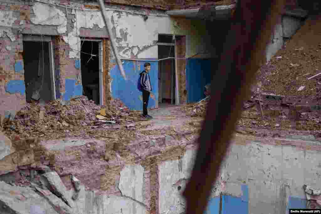 «Коли я в школі, я думаю про людину, яка загинула під завалами. Мені її дуже шкода», – каже 12-річний Михайло Кравченко, дивлячись на діру, де колись був його комп’ютерний клас