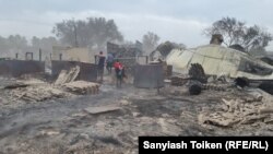 Жители в Костанайской области собирают металл и уцелевшие материалы после пожара. 5 сентября 2022 года