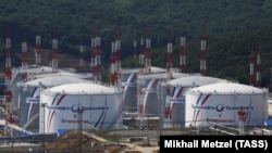 Вид на сховища нафти терміналу в Новоросійську