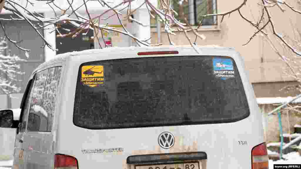 На подвір'ї багатоповерхівок на вулиці Аерофлотівській. Деякі жителі мікрорайону Заводське, як і раніше, налаштовані захистити аеродром від тотальної забудови