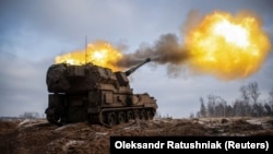 Українські військовослужбовці ведуть вогонь із польської САУ «Краб» по позиціях армії РФ на передовій у Донецькій області, 17 січня 2023