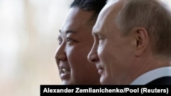Президент Росії Володимир Путін (праворуч) і лідер Північної Кореї Кім Чен Ин позують для фото перед переговорами у Владивостоці. Росія, 25 квітня 2019 року