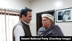 امیر حیدر خان هوتي د مارچ پر لومړۍ نېټه په چارسده کې له محمود خان اڅکزي سره د لیدو پرمهال. 