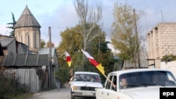 По словам Белы Плиевой, многие приезжают голосовать на собственном автотранспорте и не хотят уезжать на избирательные участки по месту прописки