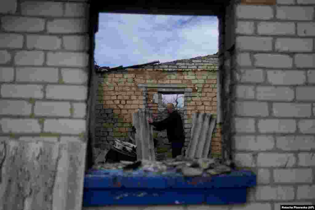 Едуард Зеленський витягує із згарища щось, що ще може пригодитися. Чи вдасться відновити будинок, поки невідомо