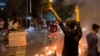 Під час демонстрацій багато іранських жінок на знак протесту зняли хустки. На фото: протест у Тегерані, 19 вересня 2022 року