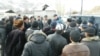 Баткен облусунун жетекчиси Жеңиш Разаков чек арадагы чатактан кийин Ак-Сай айылынын эли менен жолугушууда. 12-январь.