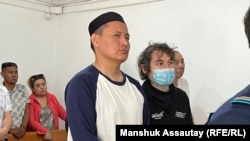 "Бейбіт митинг өткізу тәртібін бұзды" деген айып тағылған азаматтық белсенді Қосай Маханбаев (ортада) сотта тұр. Алматы, 2 маусым 2022 жыл.