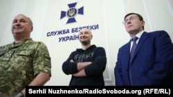 Голова СБУ Василь Грицак, журналіст Аркадій Бабченко та генпрокурор Юрій Луценко під час брифінгу СБУ, 30 травня 2018 року