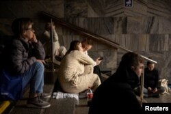 Кияни в метро. Росія атаку місто. Ніч на 23 червня 2025 року. Тоді внаслідок російського удару по столиці загинуло 9 людей. Серед жертв 11-річна дівчинка та її мати