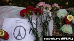 Беларусы прыносяць кветкі і сьвечкі да амбасады Францыі ў Менску, 14 лістапада 2015 году 