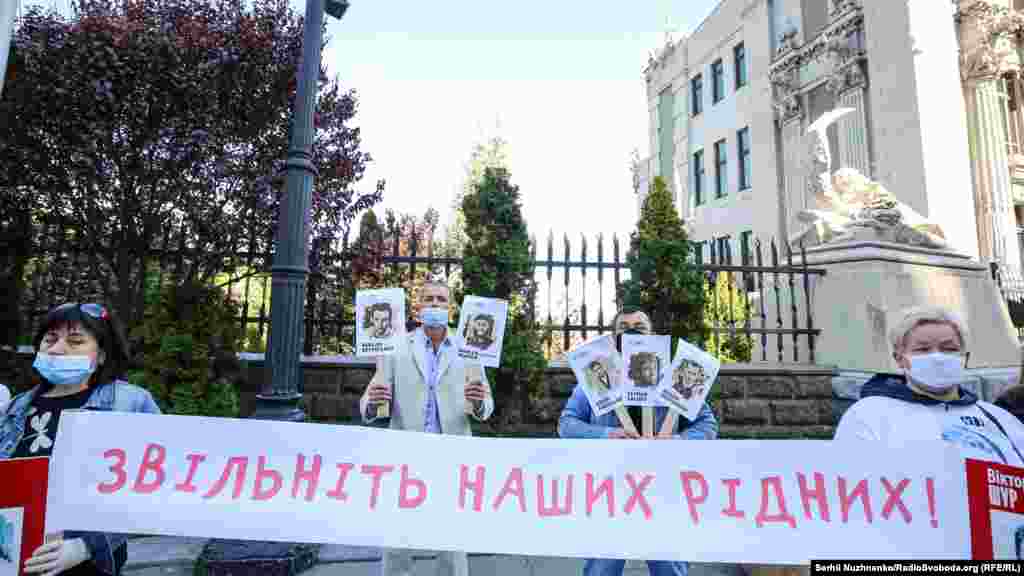 Севастопольця Руслана Зейтуллаєва російські силовики заарештували взимку 2015 року. Рік по тому Північно-Кавказький окружний військовий суд у Ростові-на-Дону назвав його організатором севастопольського осередку забороненої в Росії організації &laquo;Хізб ут-Тахрір&raquo; і засудив до семи років позбавлення волі. У 2017 році російський суд двічі переглядав вирок Зейтуллаєву. І якщо спочатку покарання севастопольцеві збільшили до 12 років, то згодом додали до нього ще три роки. Марлена Асанова затримали в жовтні 2017 року. Він фігурує в другій бахчисарайській &laquo;справі &laquo;Хізб ут-Тахрір&raquo;. Суд в Ростові-на-Дону розглядає цю справу по суті з листопада 2019 року. Захист Асанова та інших кримчан, яких притягнуто до відповідальності нібито за участь у забороненій на території Росії ісламської організації, наголошує, що переслідування базується на релігійних мотивах &nbsp;