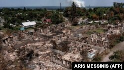 Зруйновані будинки в місті Привіллі на Луганщині внаслідок масштабного вторгнення Росії до України, 14 червня 2022 року