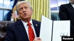 Дональд Трамп томонидан имзоланган фармонлардан бири (архив сурати)
