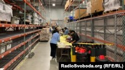 Персонал виборчкому розбирає бюлетені від виборців, які проголосували достроково