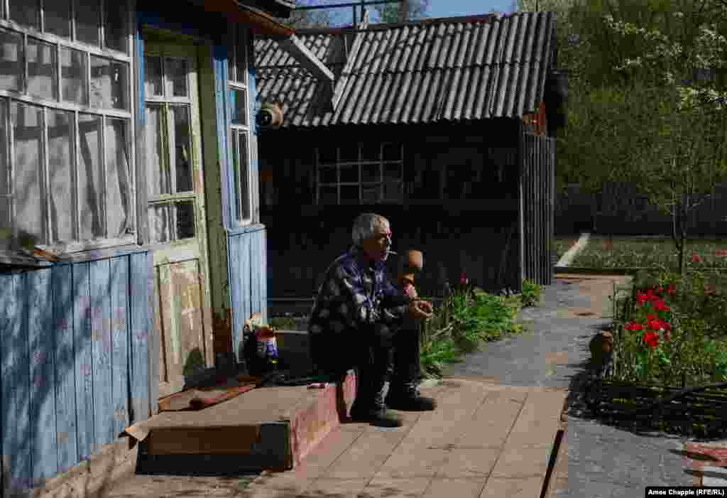 Завдяки зв'язкам у місті та з владою, йому дозволили повернутися. Але будинок, де він зараз живе, не був його власним