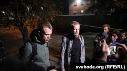 Журналісты Ўладзь Грыдзін і Аляксандар Васюковіч пасьля 11 сутак зьняволеньня выйшлі на волю з ізалятара на вуліцы Акрэсьціна. Менск, 24 верасьня 2020 г.