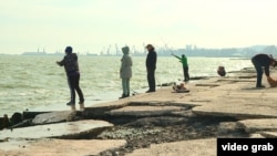 Риболовля на узбережжі Азовського моря в Маріуполі