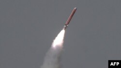 Запуск пакистанской ракеты "Хатф-7", способной переносить ядерные боеголовки.