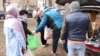 Москвадагы мекендештерге жардам бергендер.