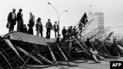Люди стоять на барикаді біля Білого дому у Москві. 21 серпня 1991 року