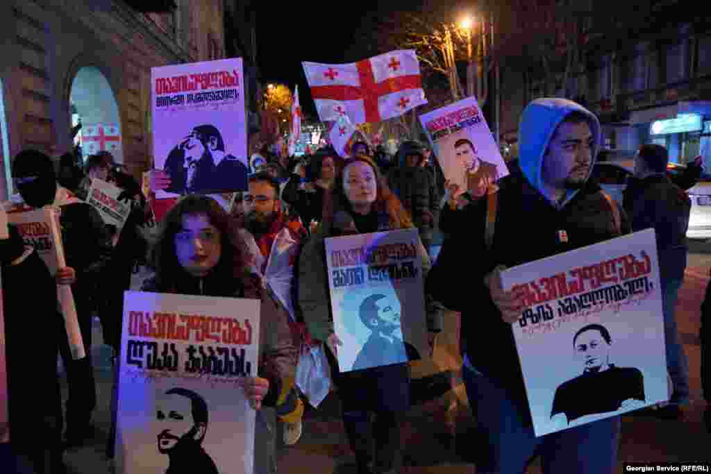 21 fevral. Tbilisidə nümayişçilər həbs olunmuş 50-dən çox etirazçının buraxılmasını tələb edirlər.