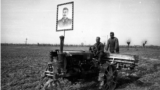 Постер од советскиот лидер Јосиф Сталин на еден од првите трактори фотографирани на работа на полињата во Узбекистан.<br>На почетокот на 1925 година, регионот на денешен Узбекистан беше прогласен за република на Советскиот Сојуз. Советското преземање означи период на сурова трансформација, што вклучуваше егзекуции на узбекистански политички затвореници, како и програми за писменост и индустријализација.