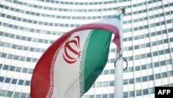 پرچم ایران در مقابل مقر مرکزی آژانس بین‌المللی انرژی اتمی در وین، اتریش