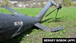 Уламки збитого російського гелікоптера лежать у полі під Харковом, 16 квітня 2022 року